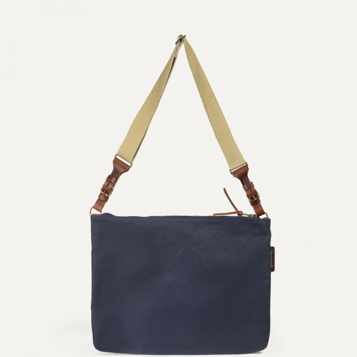 Baskia Messenger Bag