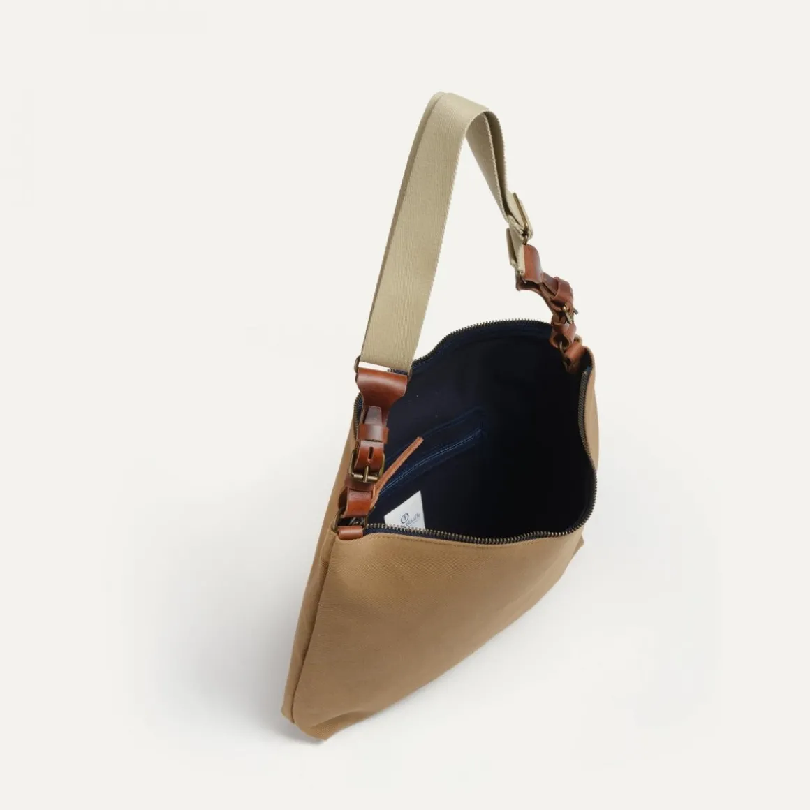 Baskia Messenger Bag