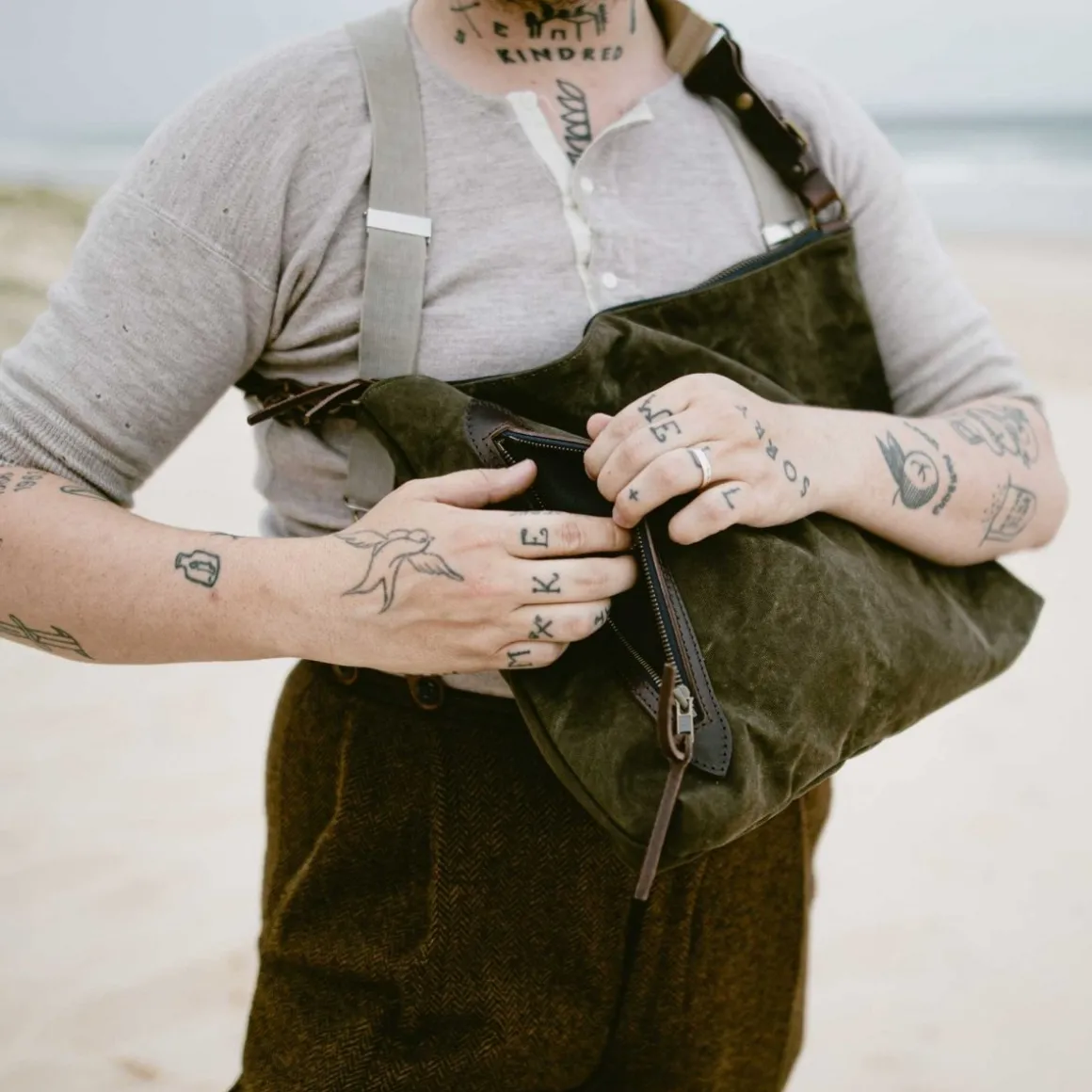 Baskia Messenger Bag