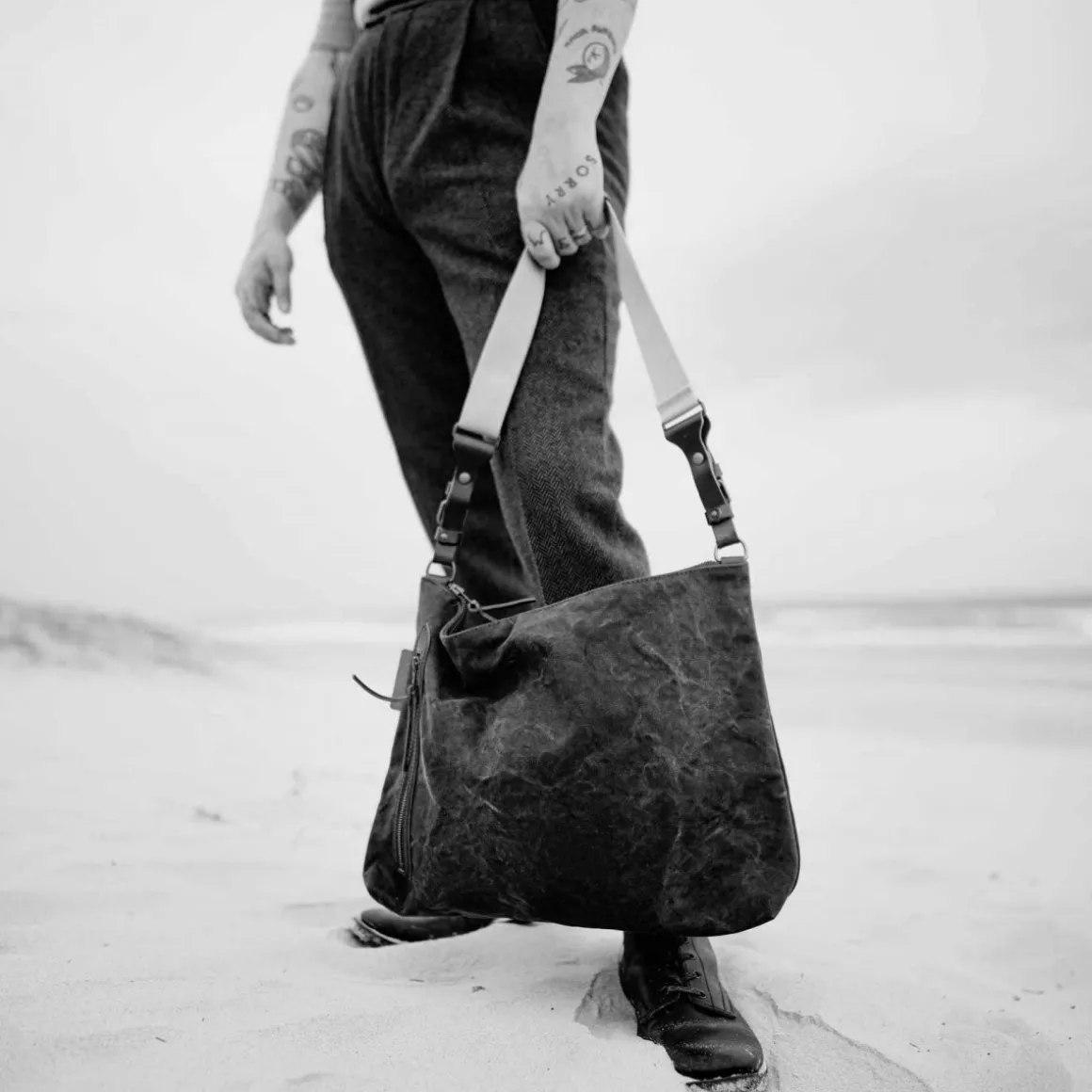 Baskia Messenger Bag