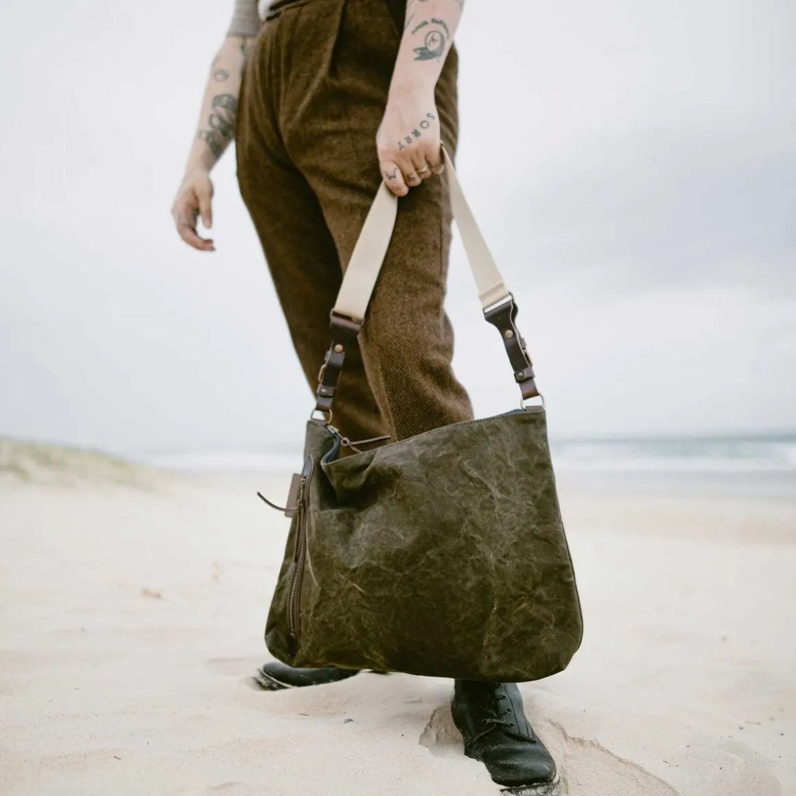 Baskia Messenger Bag