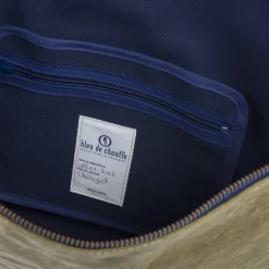 Baskia Messenger Bag