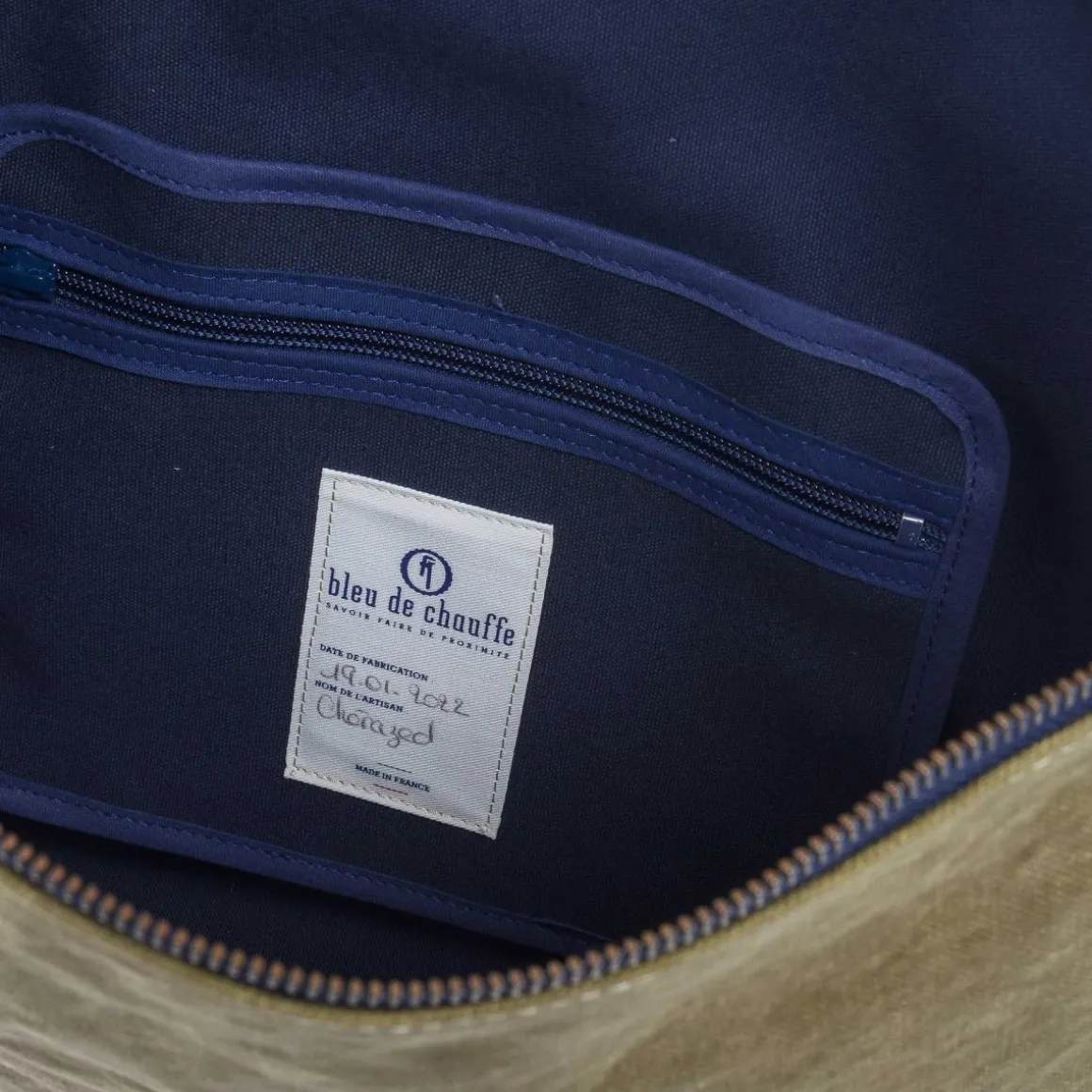 Baskia Messenger Bag